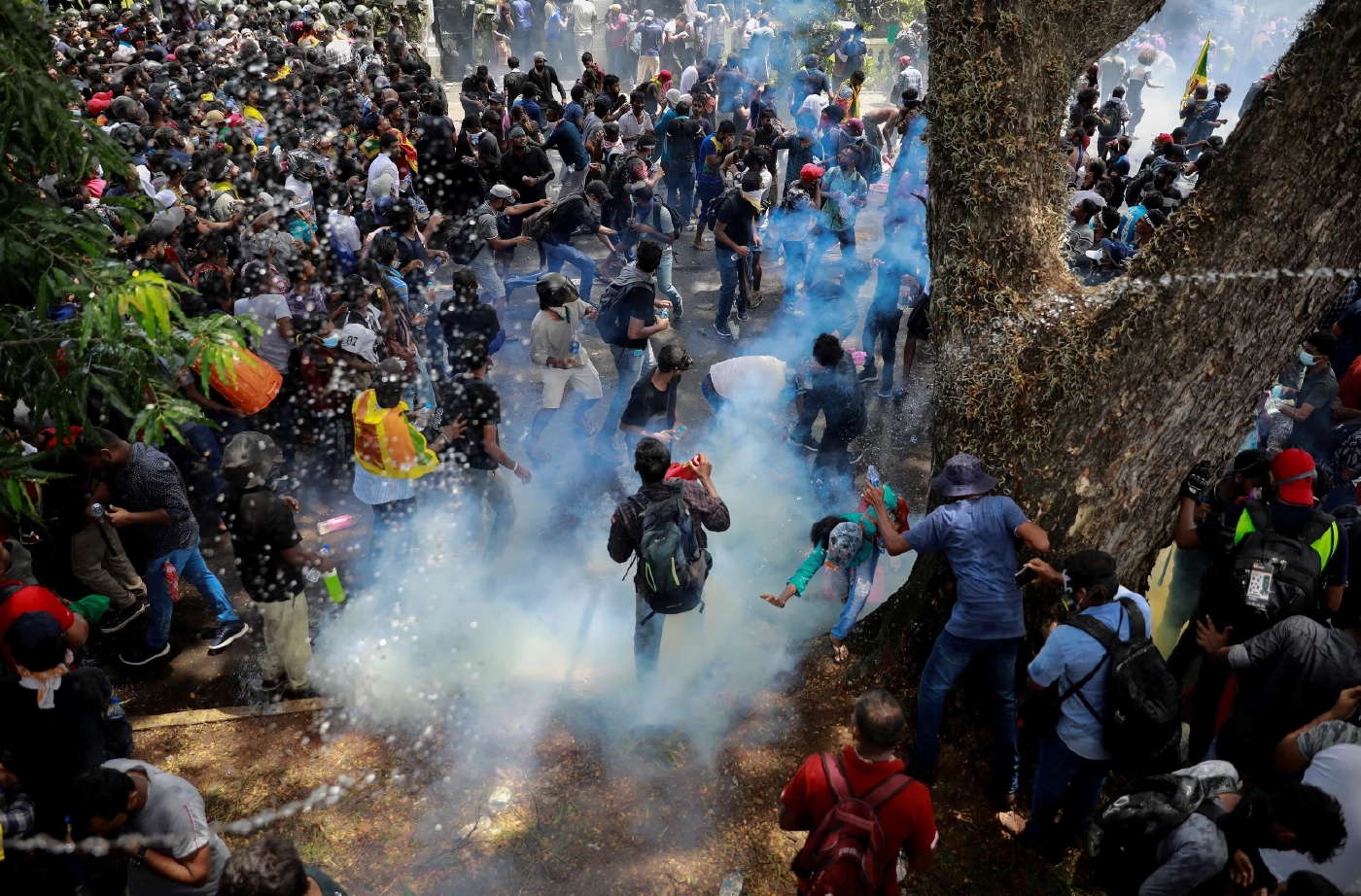 รักษาการผู้นำศรีลังกาสั่งทหารคุมเหตุม็อบยึดทำเนียบ