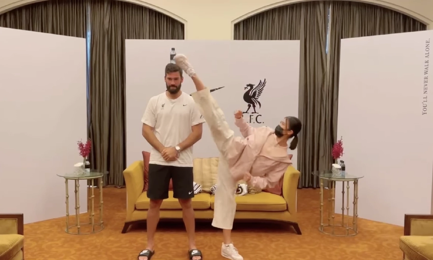 ฮือฮา! "น้องเทนนิส" โชว์เตะไฮคิกขวดน้ำบนหัวผู้รักษาประตูลิเวอร์พูล