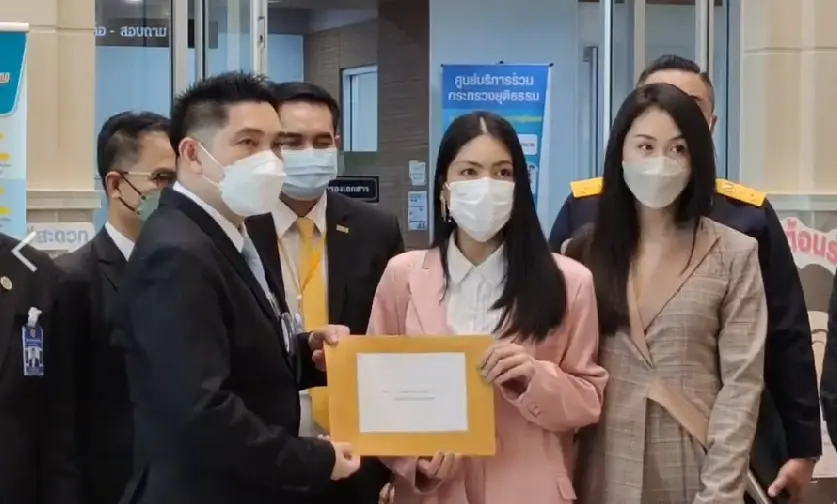 "กระติก" ควง "แซน" ยื่น ยธ. เอาผิดบุคคลยื่นหลักฐานเท็จคดี "แตงโม นิดา"
