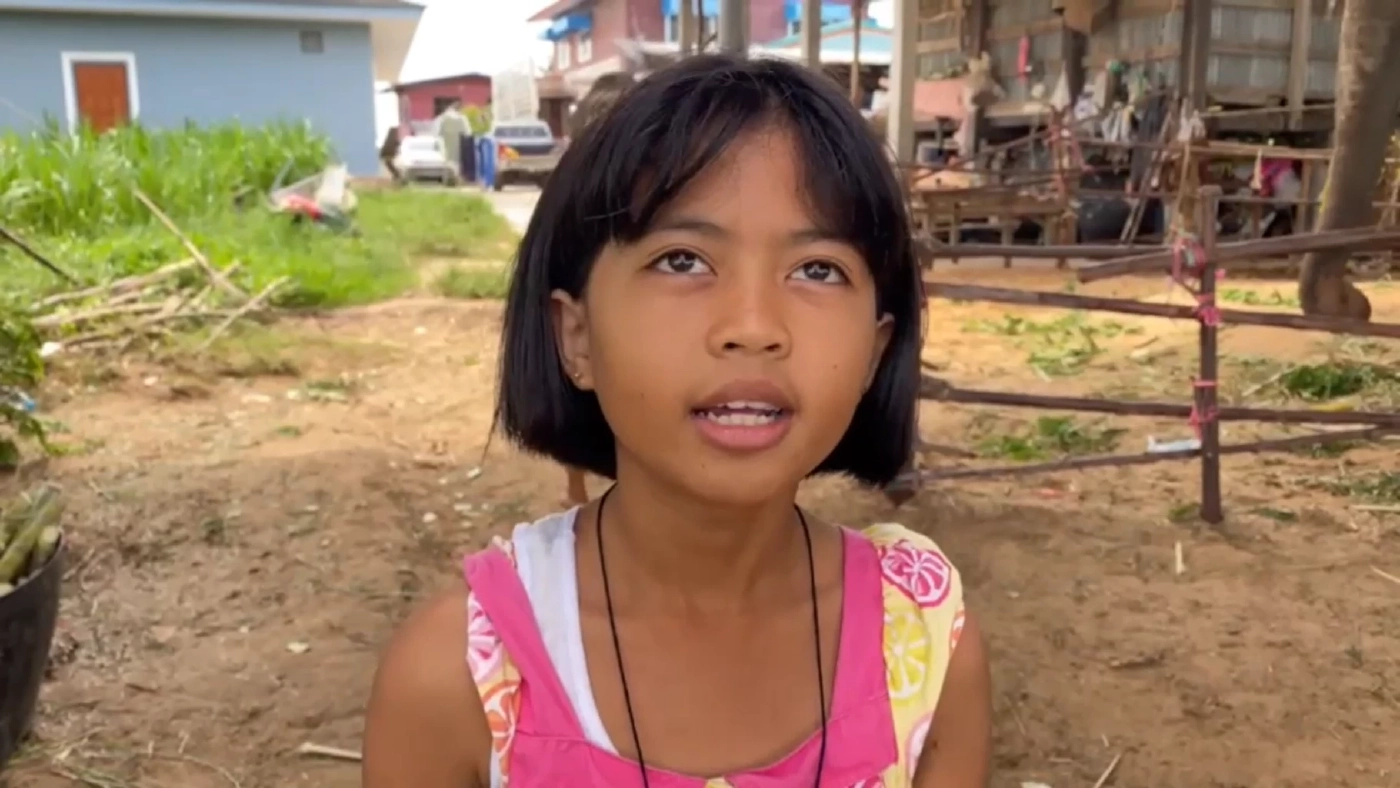 โซเชียลฮือฮา นักเรียนหญิง อายุ 11 ปี ขึ้นหลังช้างไปโรงเรียน