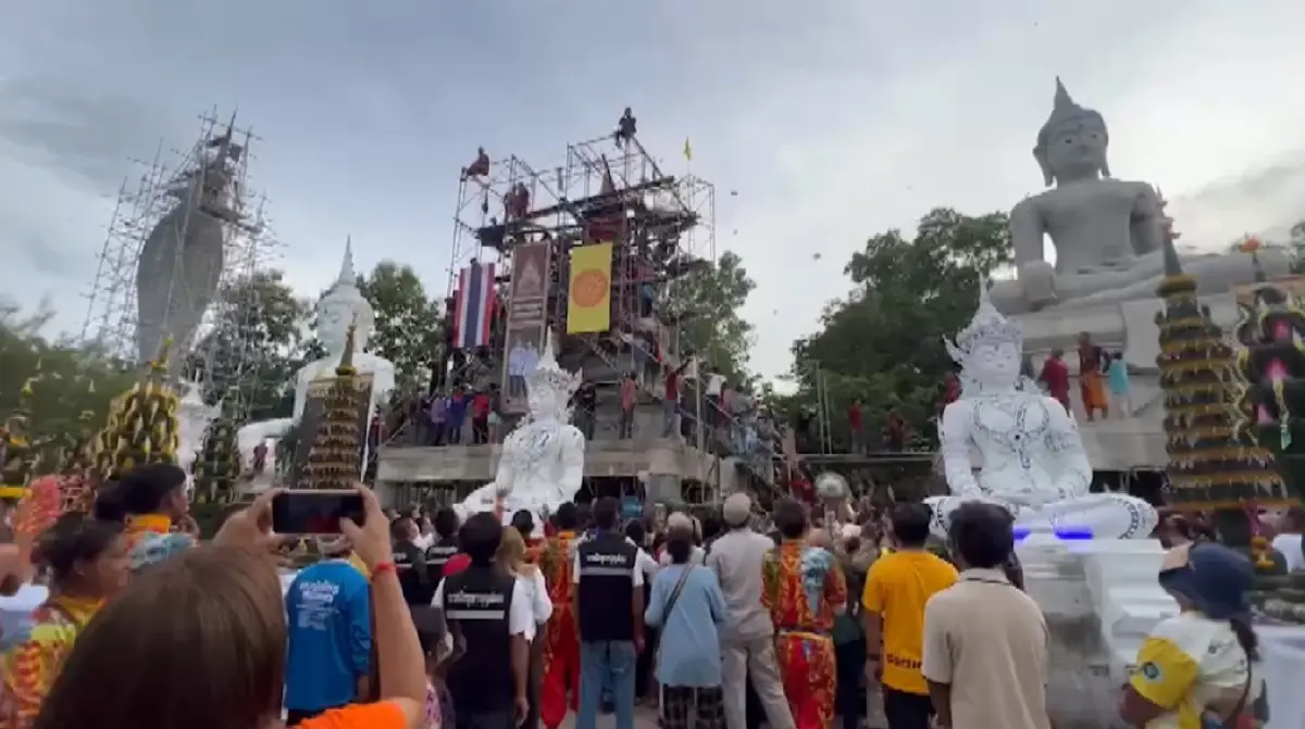 ชาวพิษณุโลกแห่รับเงินโปรยทาน 3 แสนบาท วันเกิดครูบาบุญล้อม