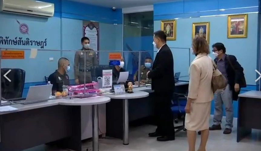 นายอานุภาพ ธารทอง ส.ก.เขตสาทร พรรคก้าวไกล เข้าพบพนักงานสอบสวน