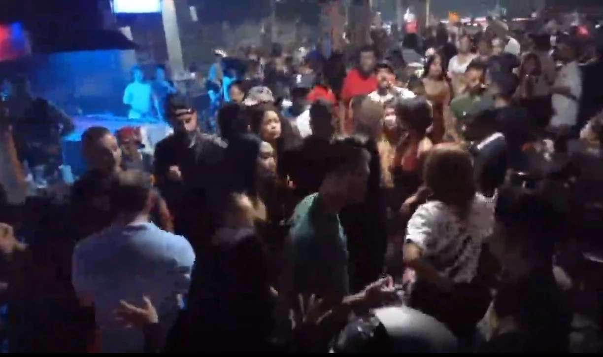 วงแตก ! บุกจับ “เฟล็กซ์คลับ” ผับดังพัทยา ฝ่าฝืนตื๊ดยันสว่าง