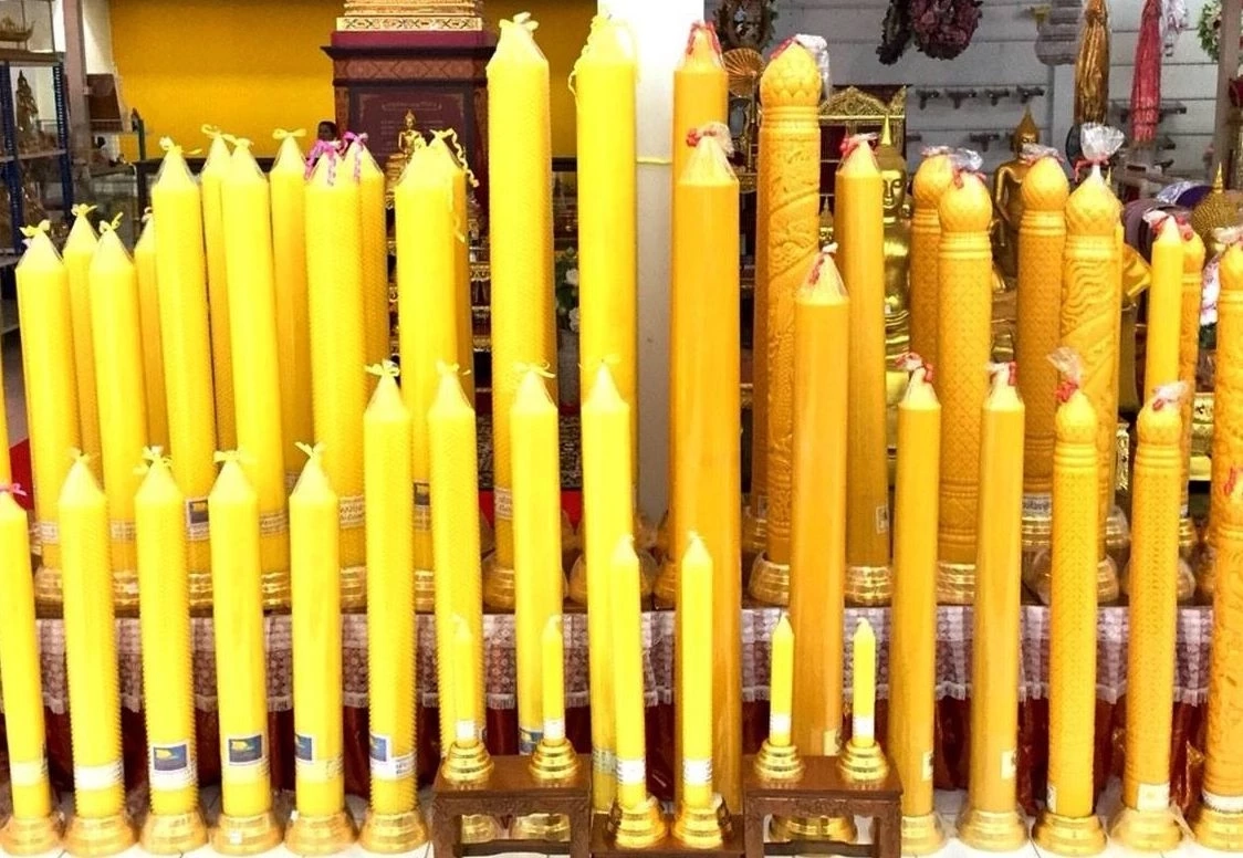 เทียนพรรษาที่พุทธศาสนิกชนนิยมนำมาถวายพระภิกษุสงฆ์