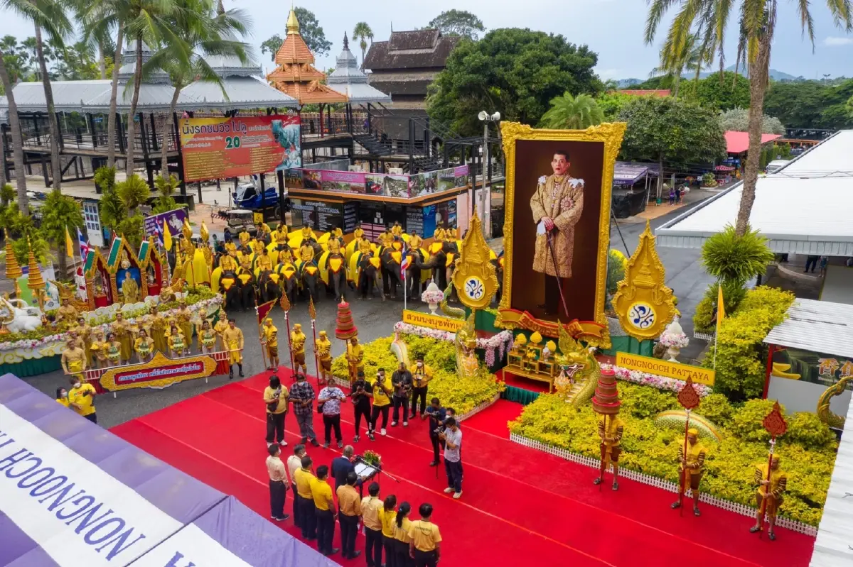 นายกัมพล ตันสัจจา ประธานสวนนงนุชพัทยา เป็นประธานวางพุ่มทอง และพุ่มเงิน  เปิดกรวยถวายสักการะ