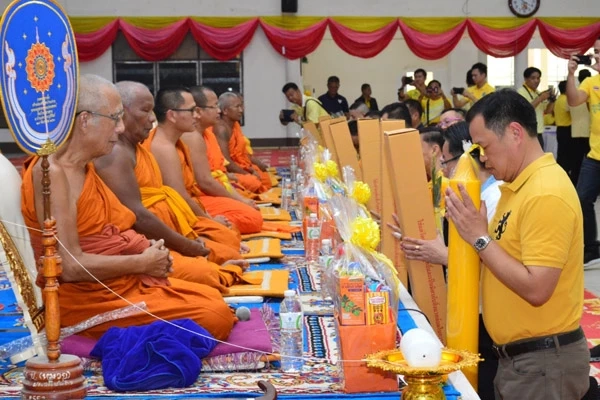 พุทธศาสนิกชน นิยมนำเทียนพรรษาถวายแด่พระภิกษุเพื่อใช้ในช่วงเข้าพรรษา