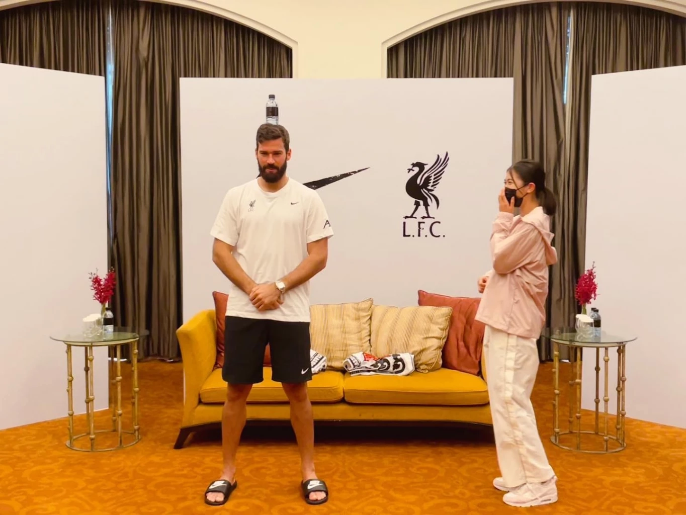 ฮือฮา! "น้องเทนนิส" โชว์เตะไฮคิกขวดน้ำบนหัวผู้รักษาประตูลิเวอร์พูล