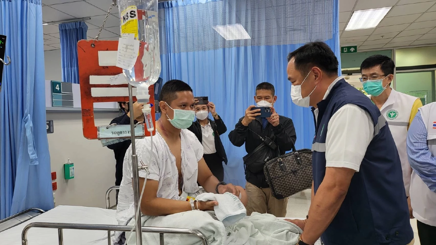 "อนุทิน" บินด่วนสงขลา เยี่ยมเพื่อนรักมทภ.4 พล.ท.เกรียงไกร หลังฮ.ตกบาดเจ็บ
