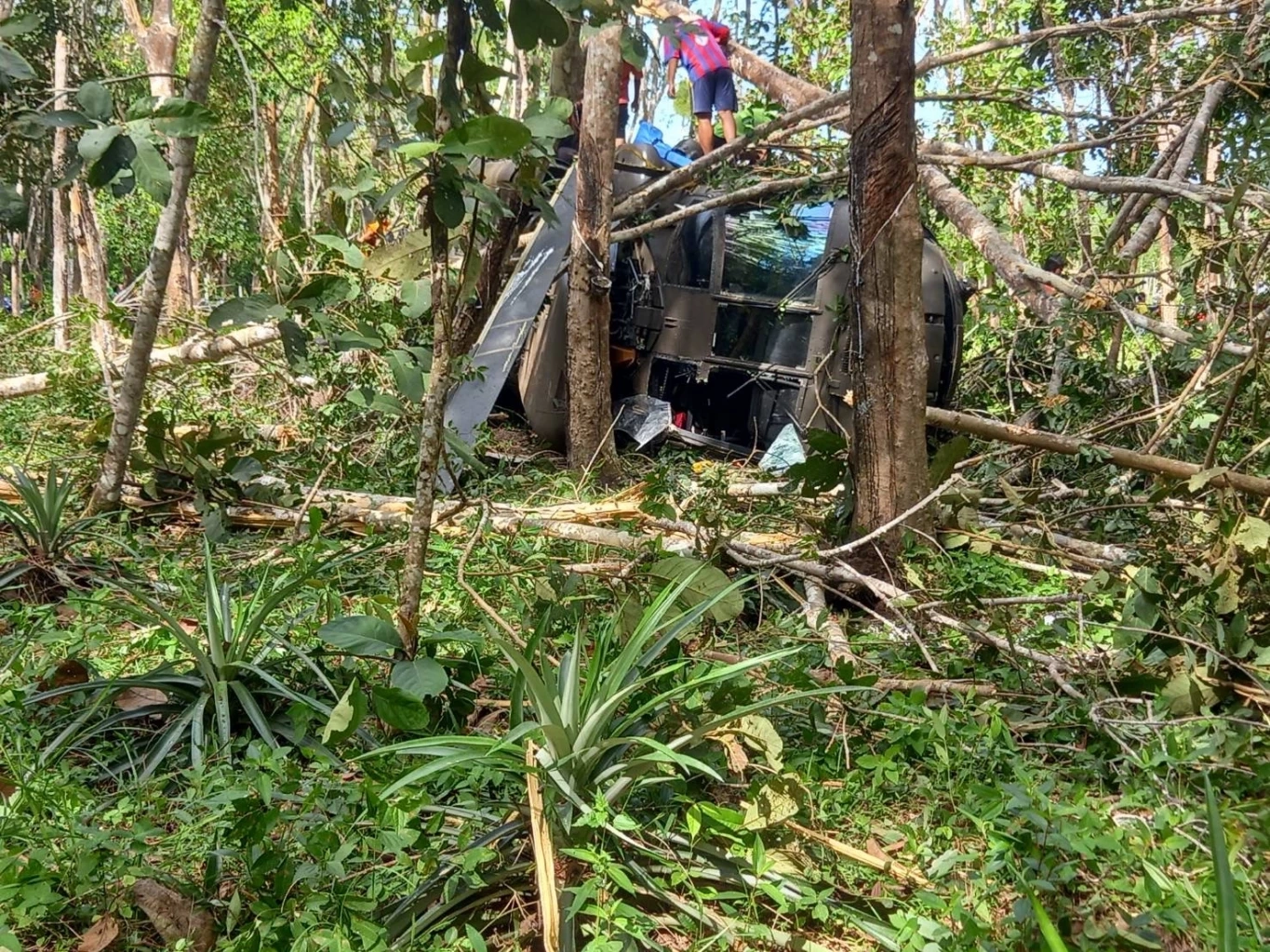 "อนุทิน" บินด่วนสงขลา เยี่ยมเพื่อนรักมทภ.4 พล.ท.เกรียงไกร หลังฮ.ตกบาดเจ็บ