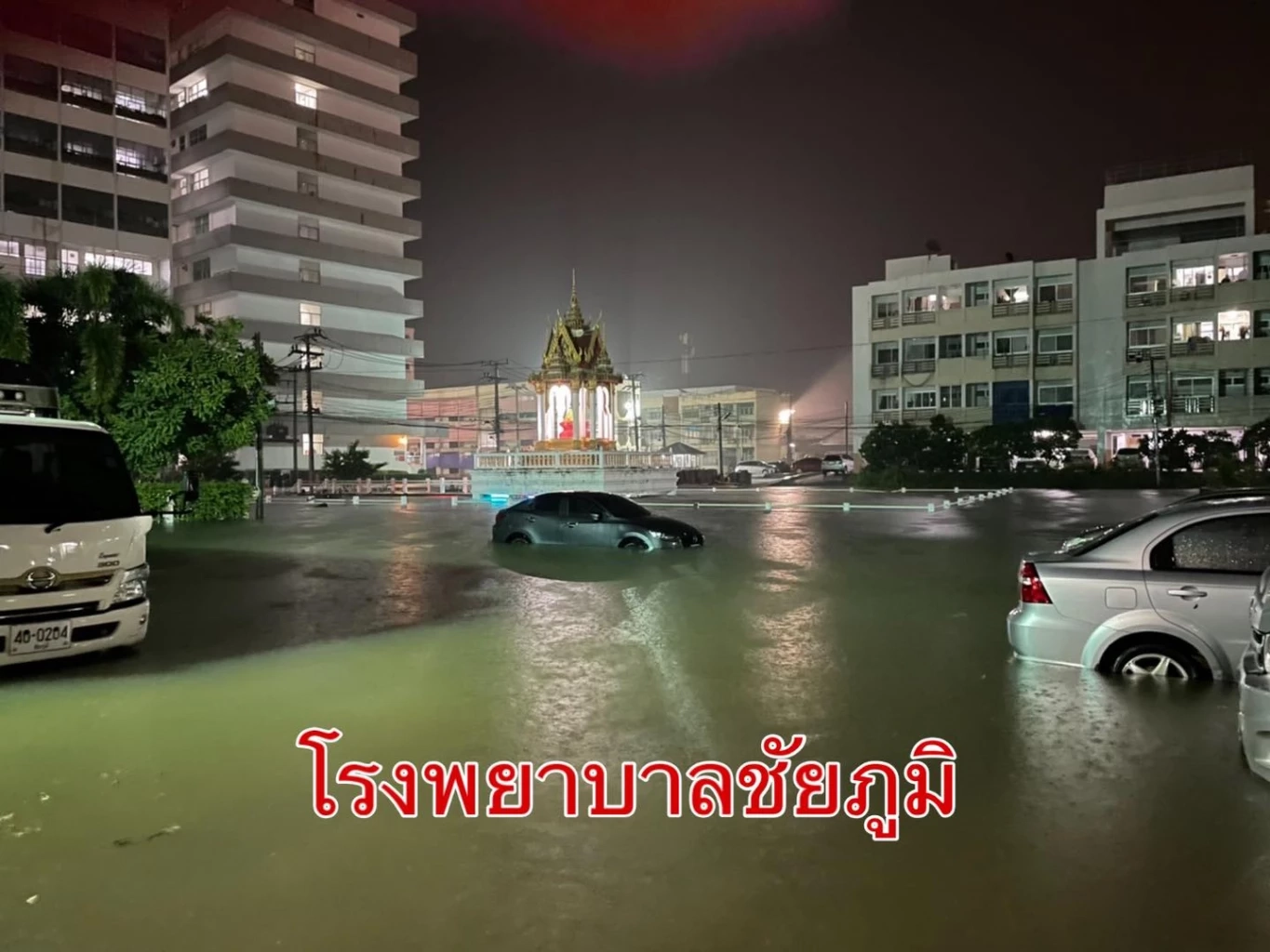 ฝนตกหนัก น้ำท่วมรอระบายหน้ารพ.ชัยภูมิ-วงเวียนเจ้าพ่อพญาแล