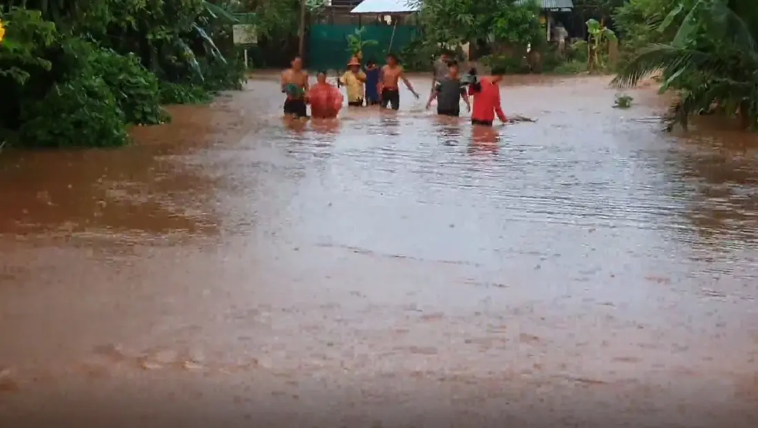 โคราชอ่วม !  ชาวบ้าน 40 ครัวเรือน เจอมวลน้ำหลากหนีตายจ้าละหวั่น