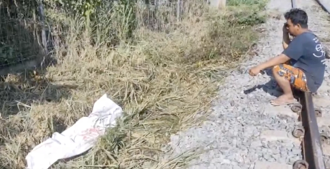 สลดแต่เช้า !! พนักงานตัดหญ้าเข้าไปช่วยเพื่อนยกรถข้ามทางรถไฟ สุดท้ายโดนขี้ร่างแหลกทั้งคู่ 2 ศพ