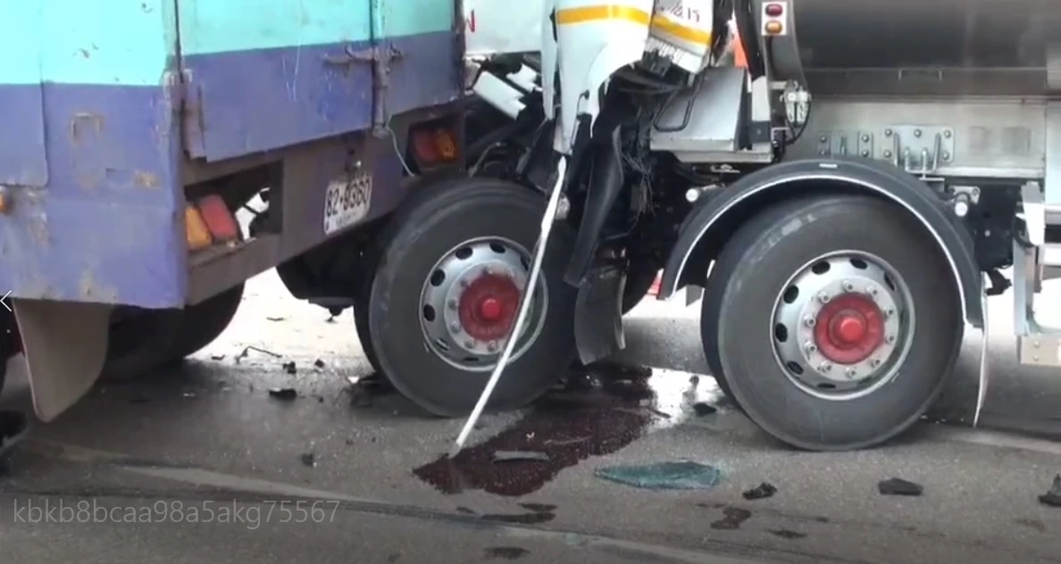 หวิดบึ้ม ! รถบรรทุกน้ำมัน 19,000 ลิตร พุ่งชนรถพ่วง 22 ล้อพังยับ