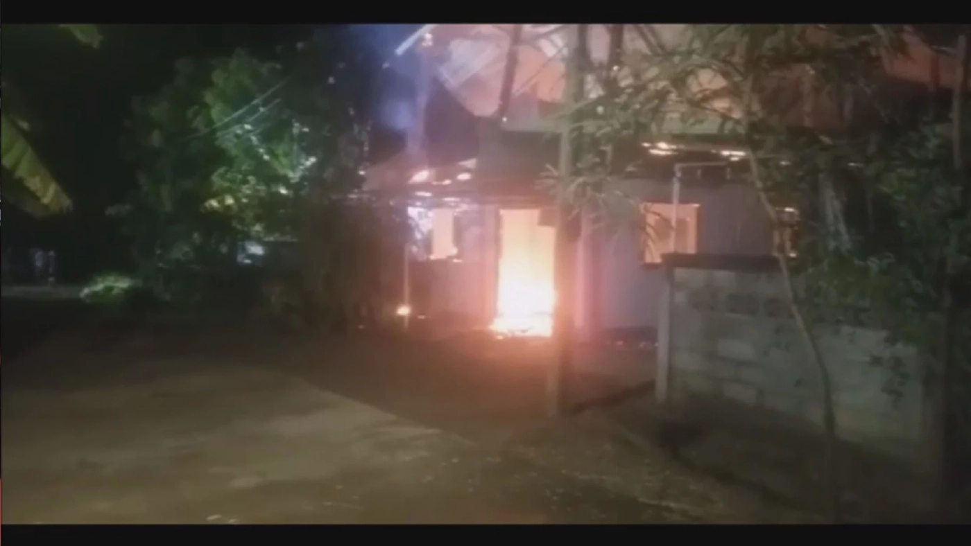 ลูกชายคลั่งยาอาละวาดเผาบ้านวอดทั้งหลัง