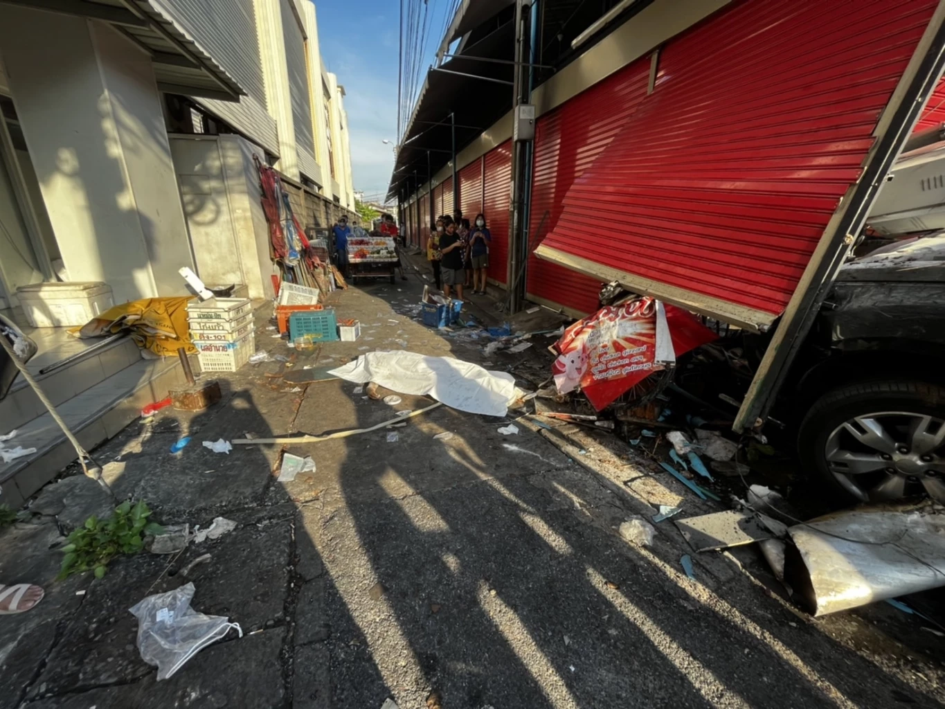 (เบื้องต้น ) ระทึก"เอสยูวี" ปีนฟุตปาธ พุ่งชนผู้ค้า ตลาด ย่านสาธุฯ ดับ1 เจ็บ1