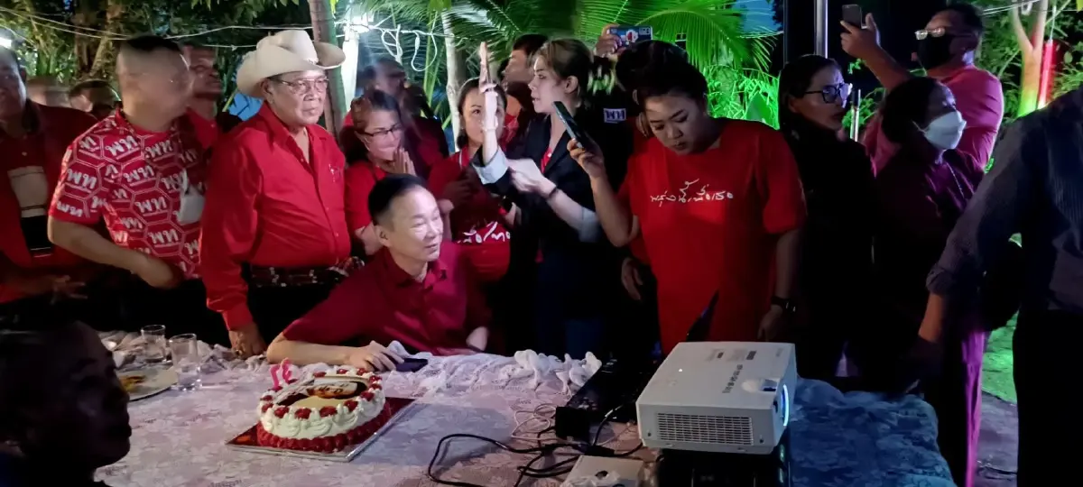 “ทักษิณ” โฟนอินขอบคุณเสื้อแดงอีสานเป่าเค้กเบิร์ดเดย์ ลั่นปีหน้าเจอที่ไทย
