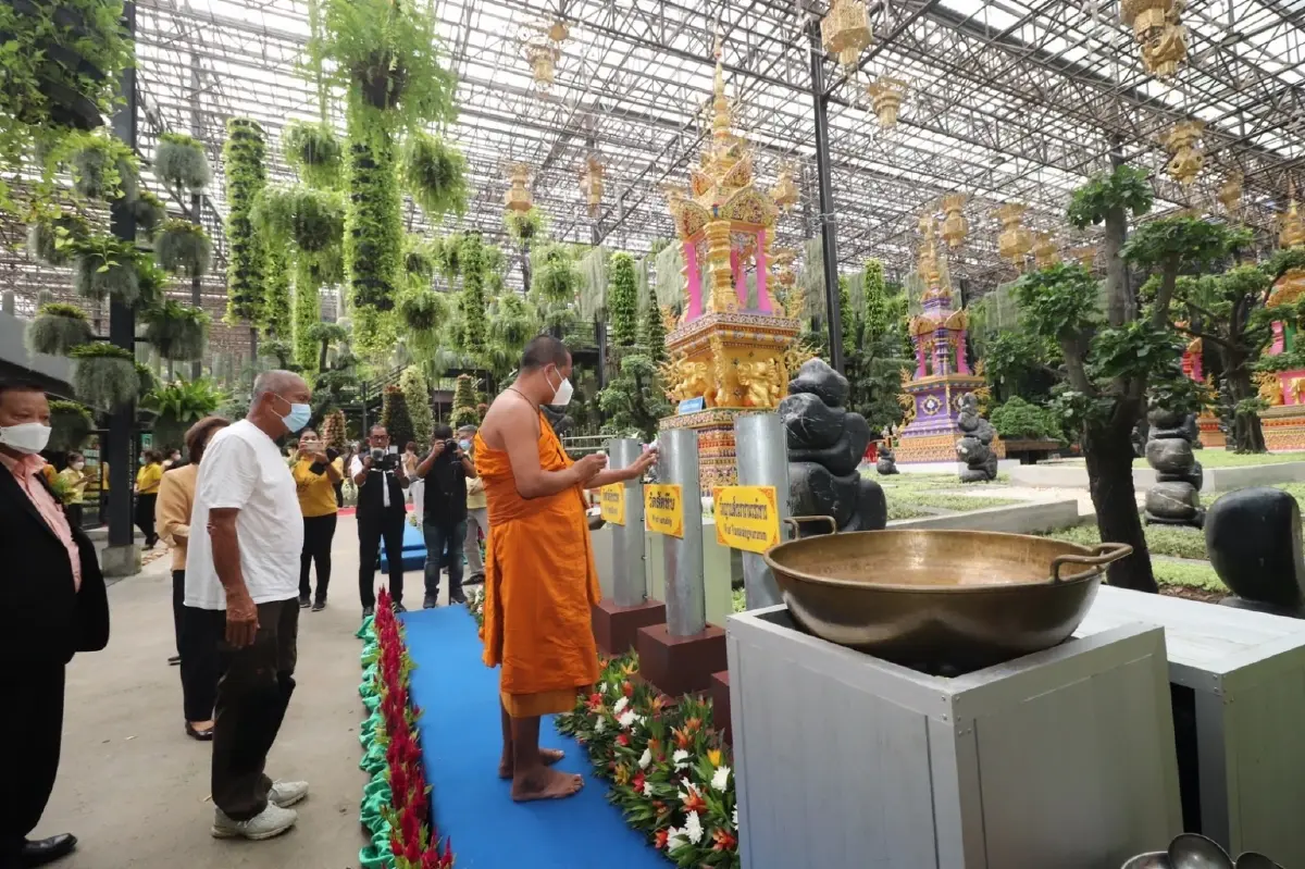 สวนนงนุชพัทยา จัดขบวนแห่เทียนพรรษา นำน้องช้างร่วมขบวน