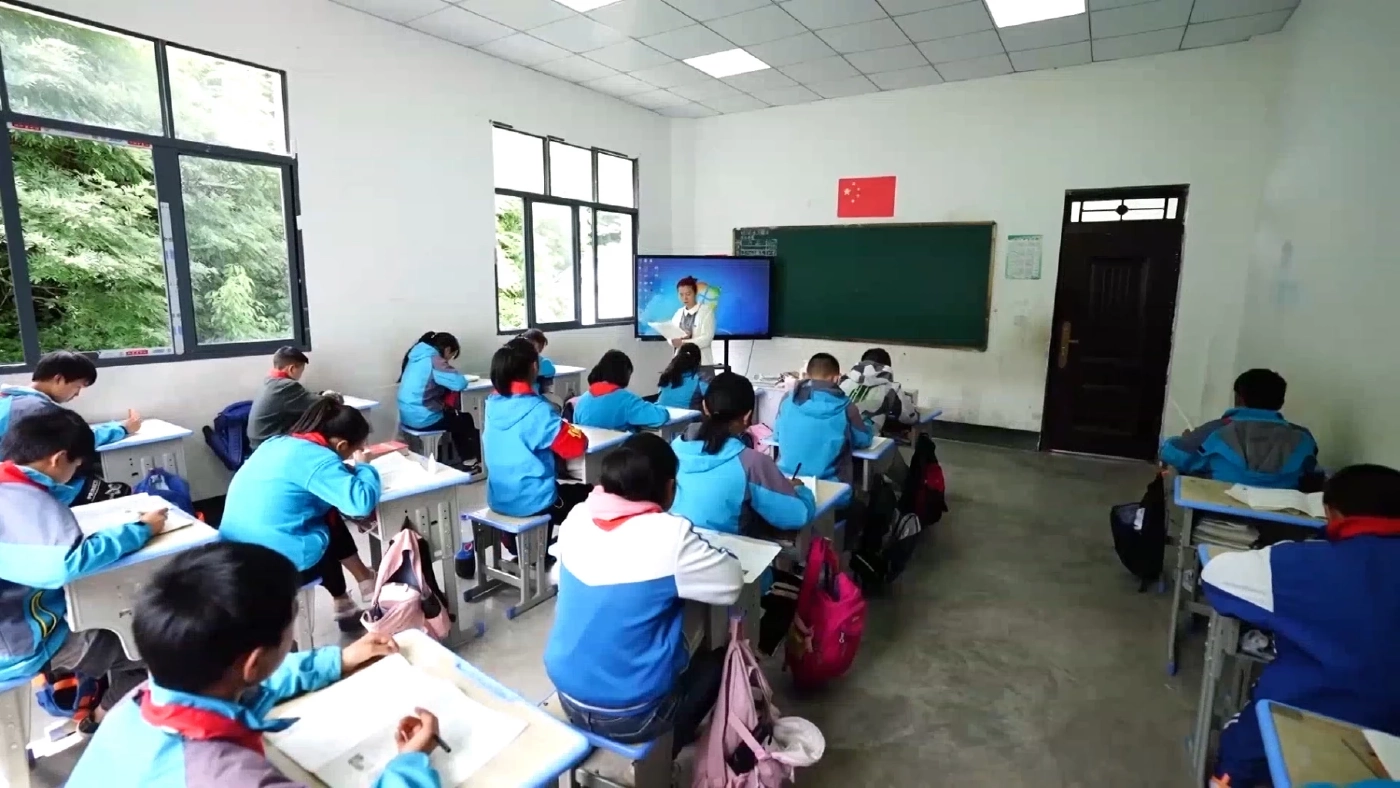 นักเรียนร็อค แอนด์ โรล ไกลปืนเที่ยงของจีน (คลิป)