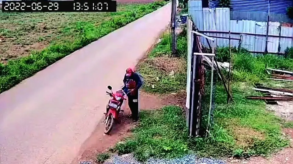 คลิป ขนหัวลุก ยืนขายลอตเตอรี่ พูดคุยเก็บเงินกับใคร ทั้งที่อยู่คนเดียว