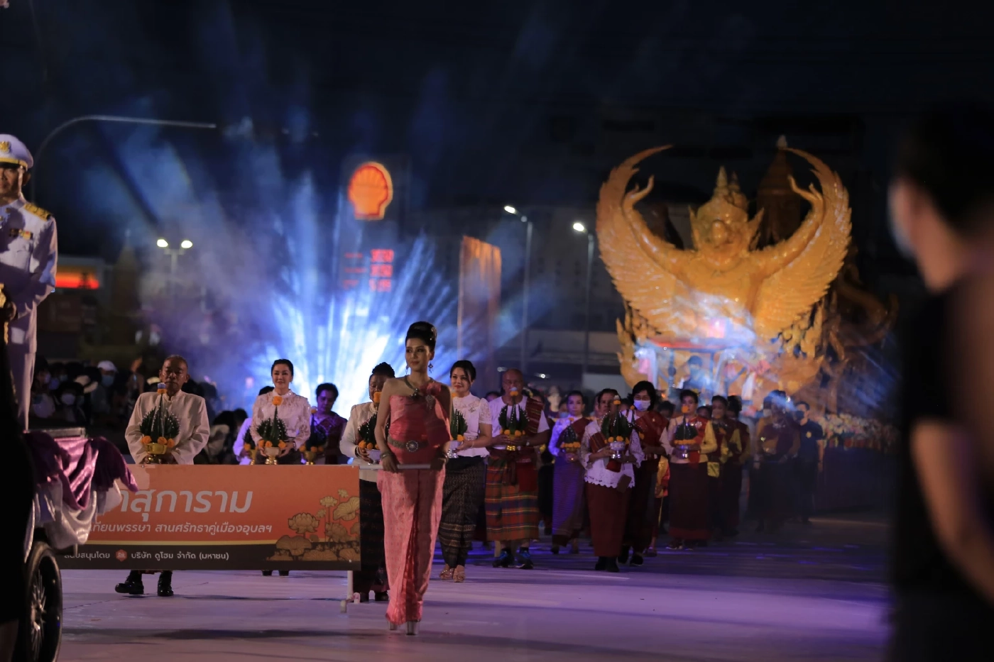 นักท่องเที่ยวนับหมื่นแห่ชมแสงสีเสียงแห่เทียนพรรษาภาคกลางคืน