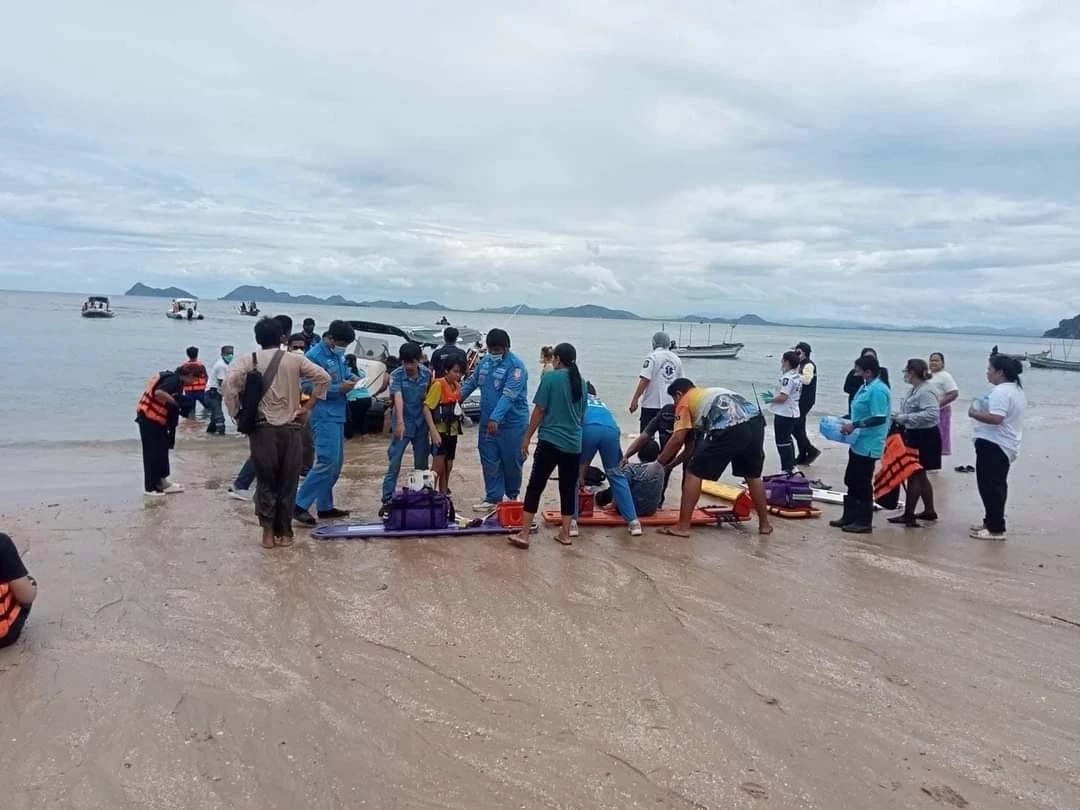 ผู้ว่าฯ ชุมพร ตรวจไฟไหม้สปีดโบ๊ท ยันเป็นอุบัติเหตุ ผดส.ใส่ชูชีพจึงปลอดภัย