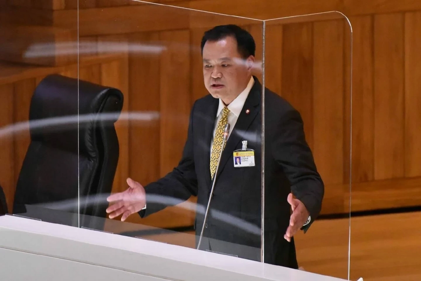 อนุทิน ชาญวีรกูล  รองนายกฯและรมว.สาธารณสุข หัวหน้าพรรคภูมิใจไทย ประเดิมโดนอภิปรายเป็นคนแรก 