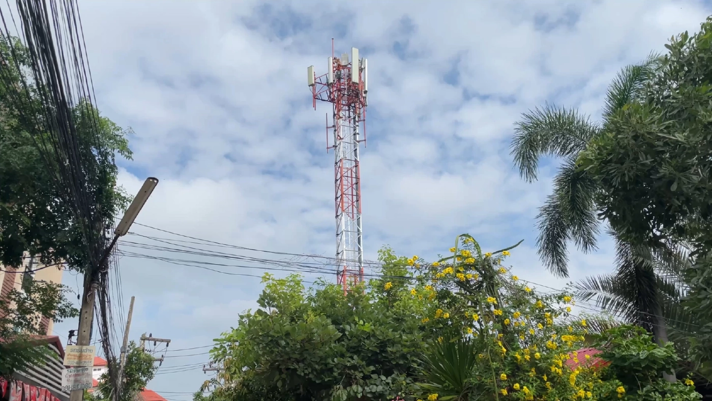 อดีตนักข่าวเพจดังเปลือยกายโดดเสาสัญญาณสูง 24 เมตร ดับ