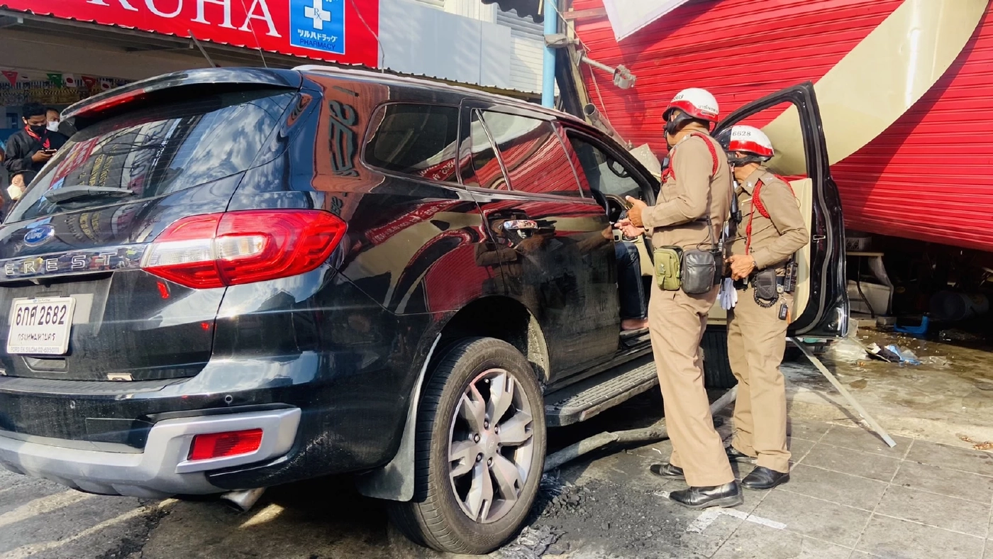 (เบื้องต้น ) ระทึก"เอสยูวี" ปีนฟุตปาธ พุ่งชนผู้ค้า ตลาด ย่านสาธุฯ ดับ1 เจ็บ1