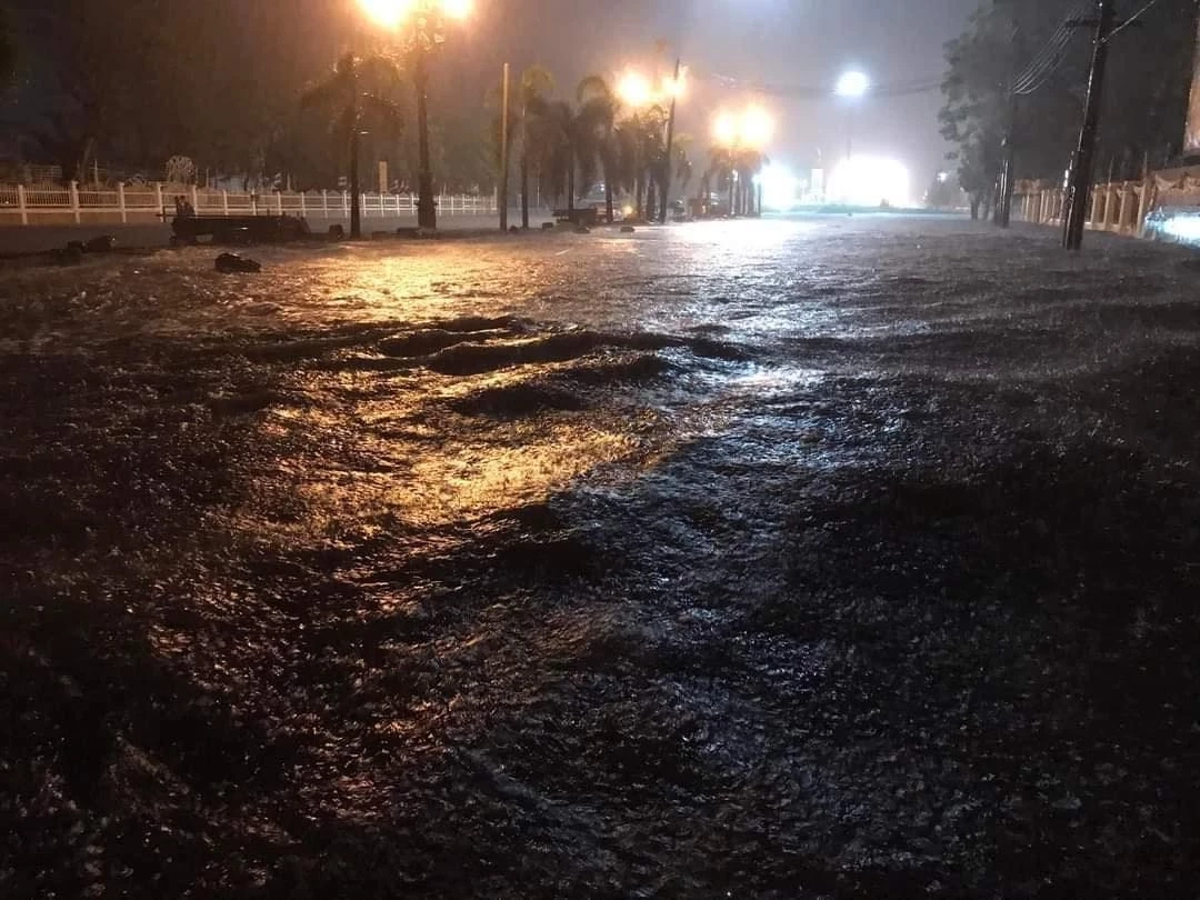 ฝนตกหนัก น้ำท่วมรอระบายหน้ารพ.ชัยภูมิ-วงเวียนเจ้าพ่อพญาแล