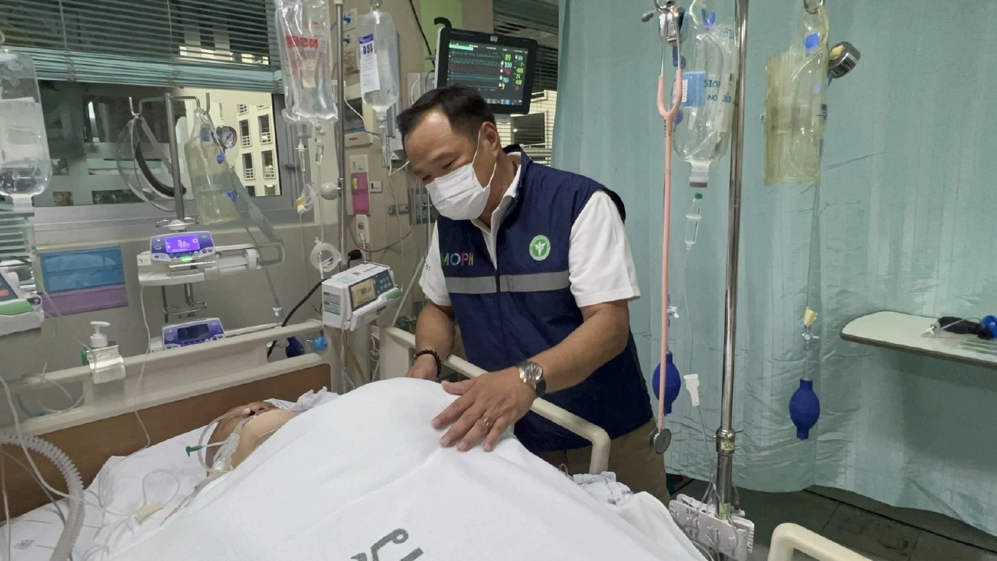 มทภ.4 ฟื้นแล้ว หลังผ่าตัดเหตุ ฮ.ตก "อนุทิน" เข้าเยี่ยมบอก "บิ๊กตู่" เป็นห่วง