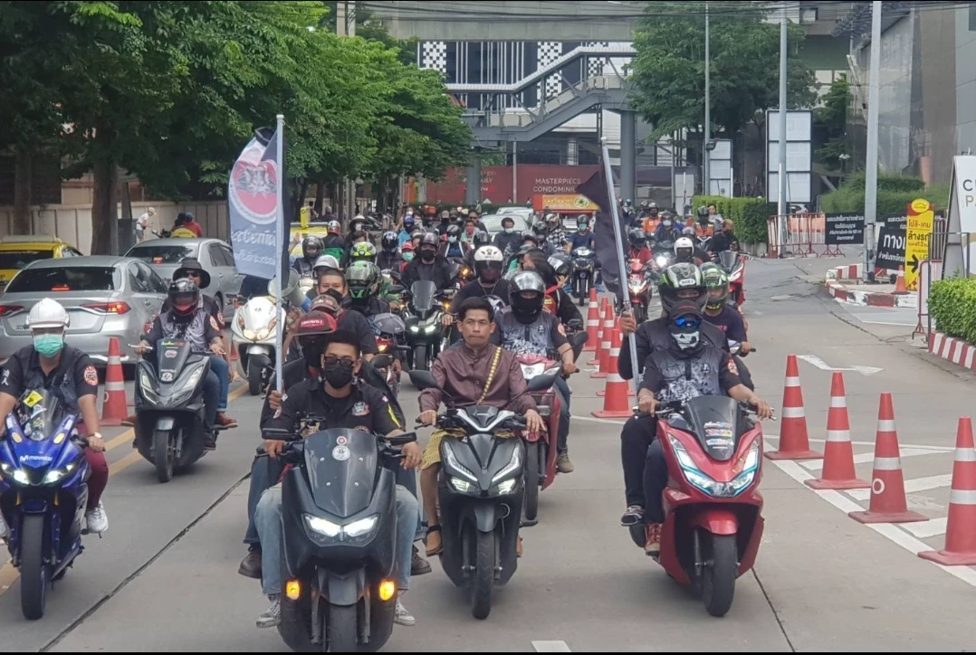 ม่อน อาชีวะ และมวชนกลุ่มอาชีวะพิทักษ์ประชาชนเพื่อประชาธิปไตย จัดคาร์มอบบุก ก.พลังงาน