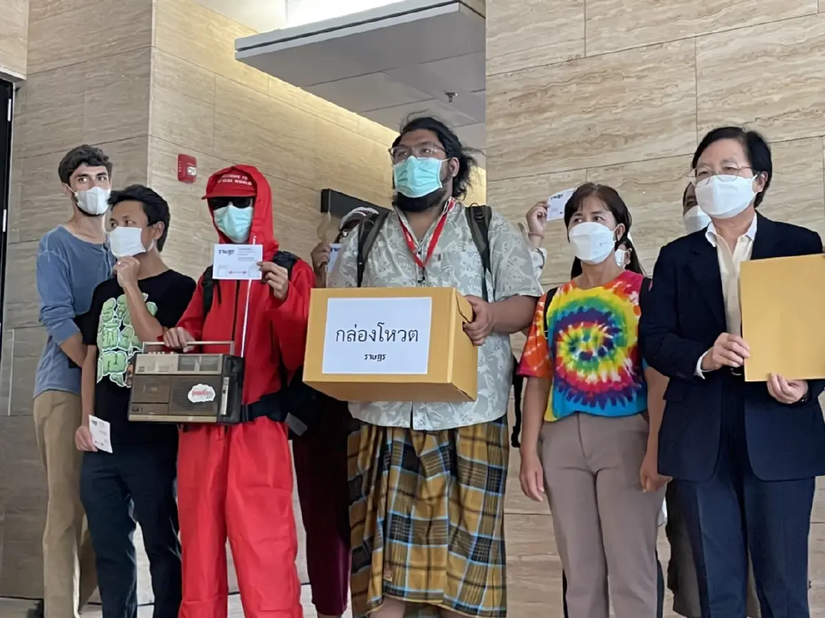 “กลุ่มราษฎร” บุกสภาฯขอจัดแคมป์ปิ้งจับตาซักฟอก"ประยุทธ์"