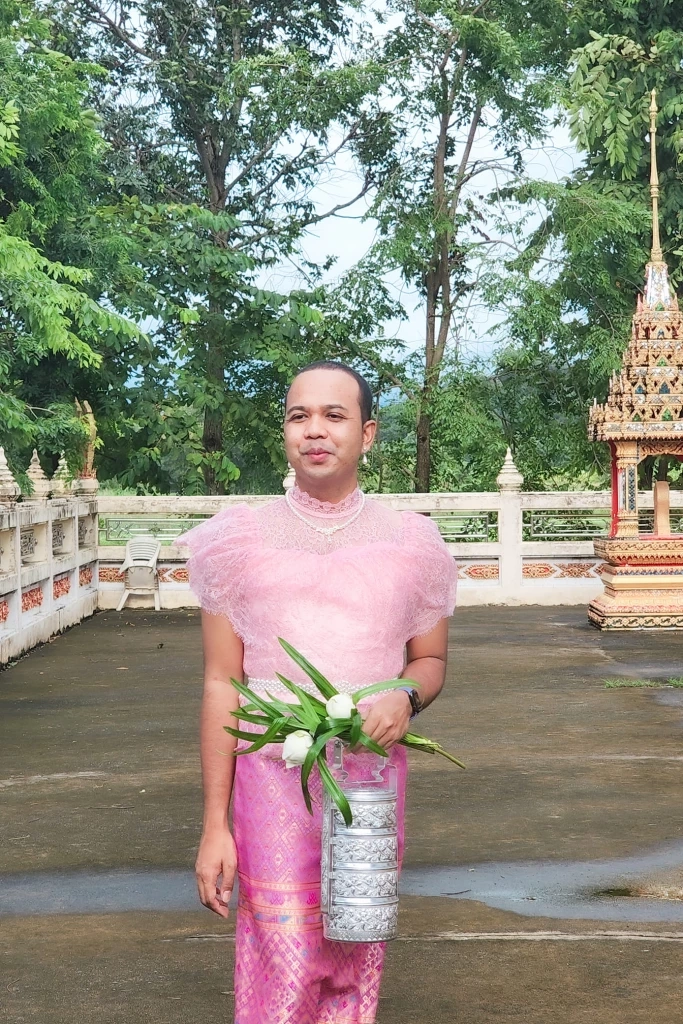 "ไพรวัลย์" โชว์สวม "ชุดไทยสีชมพู" สอนทำหน้าที่อุบาสิกาหิ้วปิ่นโตเข้าวัด