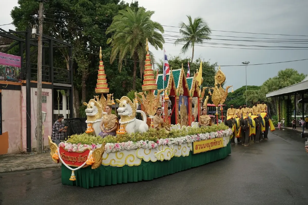 ขบวนแห่เฉลิมเกียรติสุดตระการตา