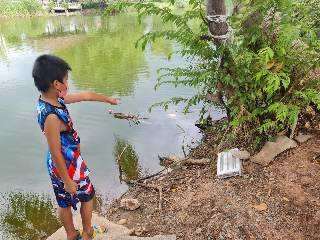 หวิดจมน้ำดับ!พ่อแม่ตกปลาปล่อยลูกเล่นน้ำลำพัง ชาวบ้านช่วยทัน