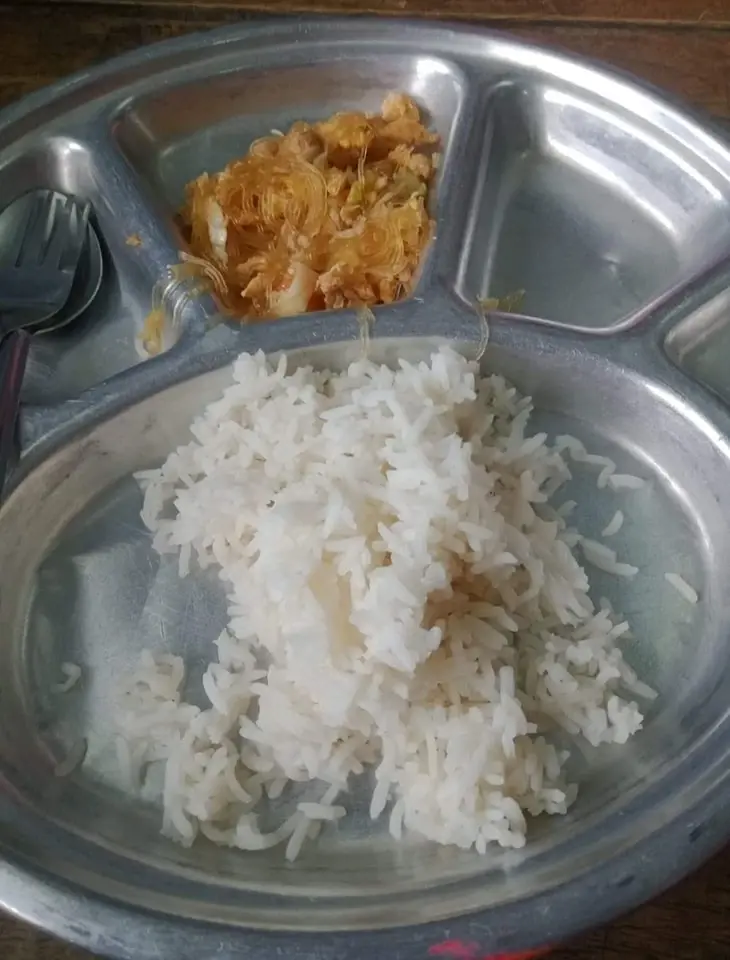 อีกแล้ว ! ผปค.โวยอาหารกลางวันเด็ก แค่ไข่พะโล้ 1 ฟองกับข้าวสวย