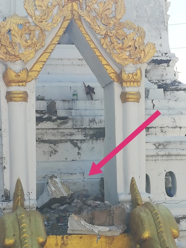 เจดีย์ขาว วัดพระธาตุศรีจอมทองวรวิหารถล่ม จากแผ่นดินไหวต่อเนื่องในเมียนมา