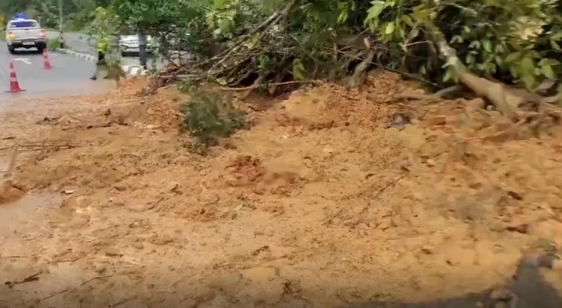 ฝนถล่มหนัก ! “ระนอง” ดินภูเขาสไลด์ปิดถนนเพชรเกษมขาเข้า
