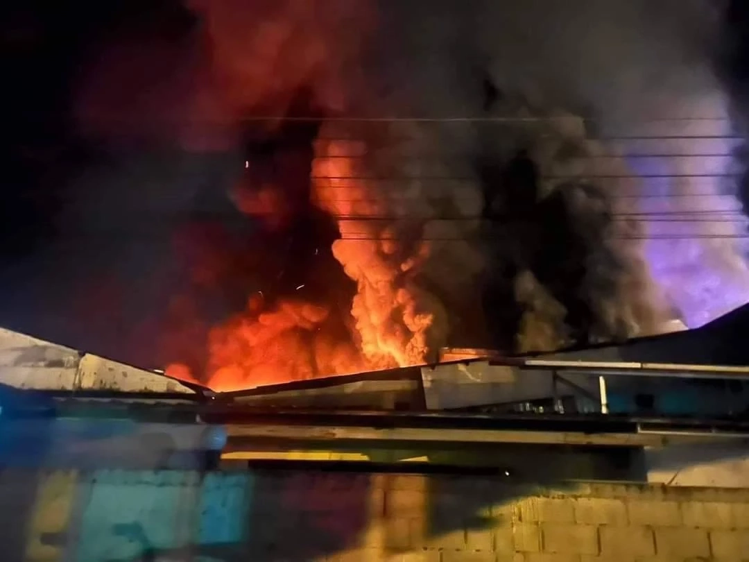 ระทึก ไฟไหม้วอดโรงงานผลิตที่นอนยางพาราเชียงราย มีผู้เสียชีวิตภายใน