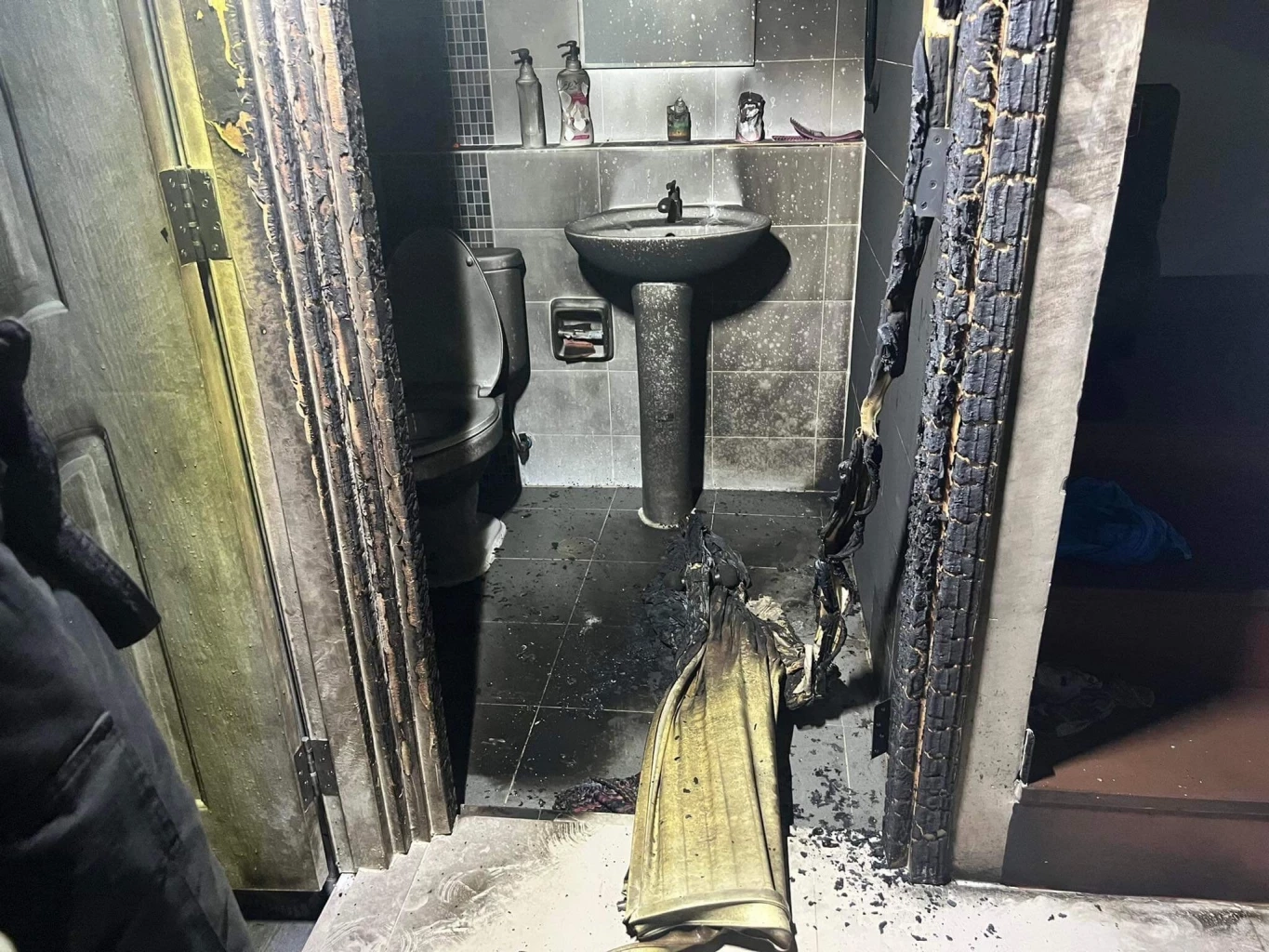 ระทึก ! "หมูกระทะ" เป็นเหตุ "ราดเบนซินจุดเตา" ไฟลุกพรึบบ้านเกือบวอดทั้งหลัง