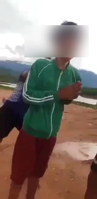 สาวทอมพร้อมพวกร่วม 10 ฟันกระทืบเด็ก 5 คน ไม่พอใจเบิ้ลเสียงรถจยย.