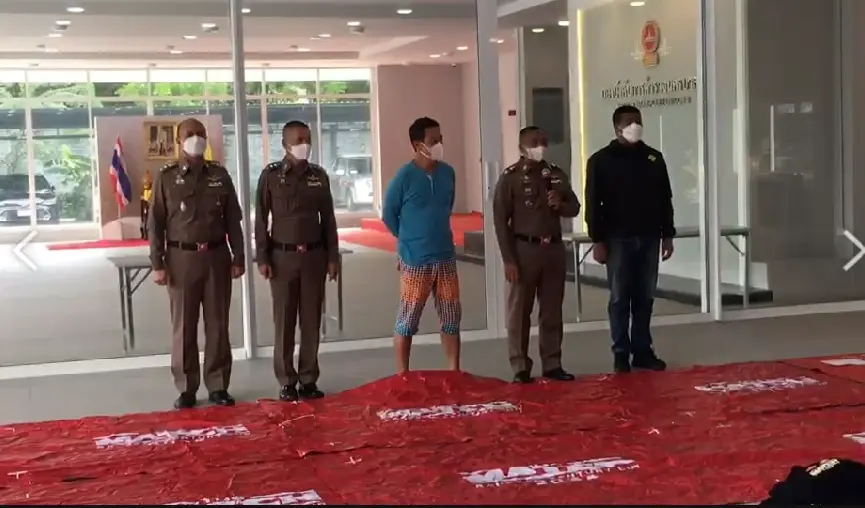 จับแล้ว! สาวขโมยเก้าอี้ศึกแดงเดือด อ้างเฉยชื่นชอบส่วนตัวและป่วยทางจิต