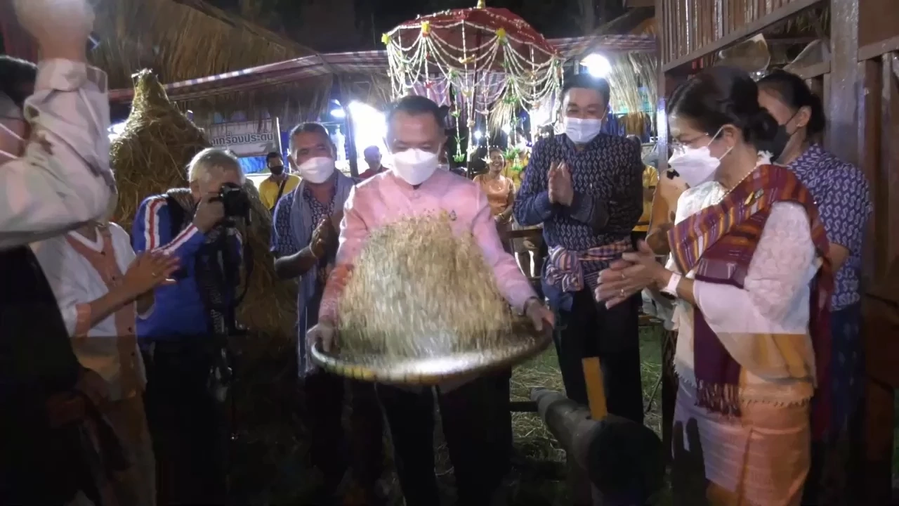 เปิดเฮือนอีสาน โชว์พญาต้นเทียน ให้นทท.ชมใกล้ชิดตลอดงาน