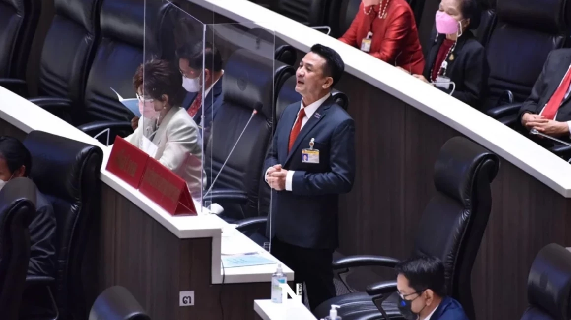 ชลน่าน ศรีแก้ว หัวหน้าพรรคเพื่อไทย ทำหน้าที่เปิดหัว ในการอภิปรายไม่ไว้วางใจรมต. 