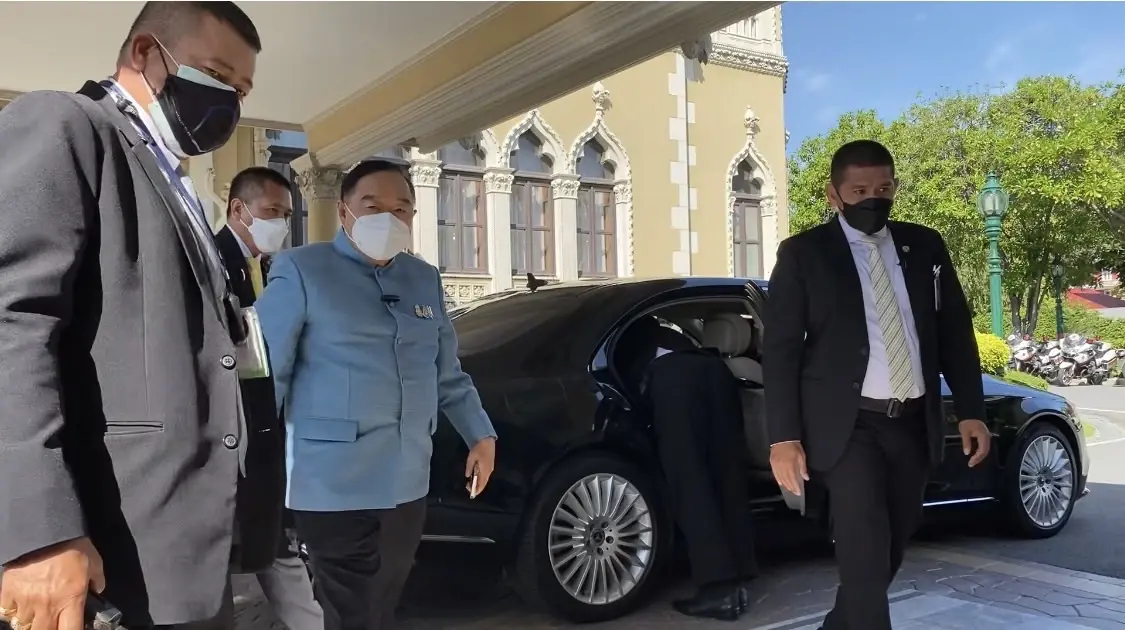"บิ๊กป้อม"ยิ้มตอบสื่อปมเจอพรรคเล็กวานนี้แค่คุยธรรมดา