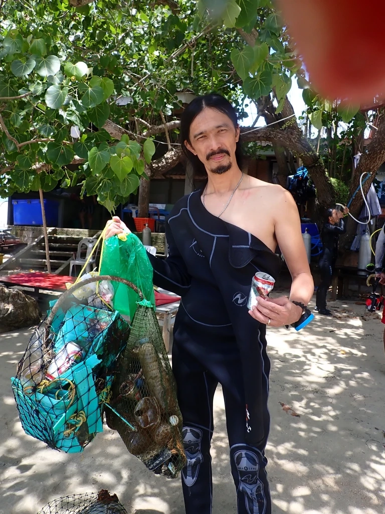 ทีมนักดำน้ำจิตอาสา กลุ่มโลกสีคราม ร่วมใจเก็บขยะใต้ท้องทะเล