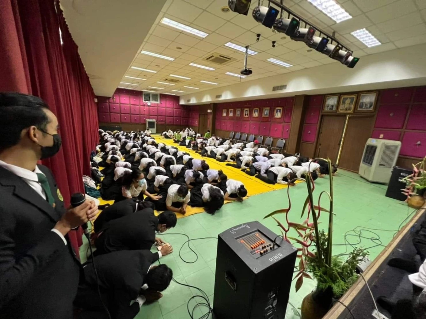 ดราม่า “หมอบกราบ” ไม่จบ ชาวเน็ตแห่แชร์ภาพพิธีไหว้ครูโรงเรียนนานาชาติยังทำ