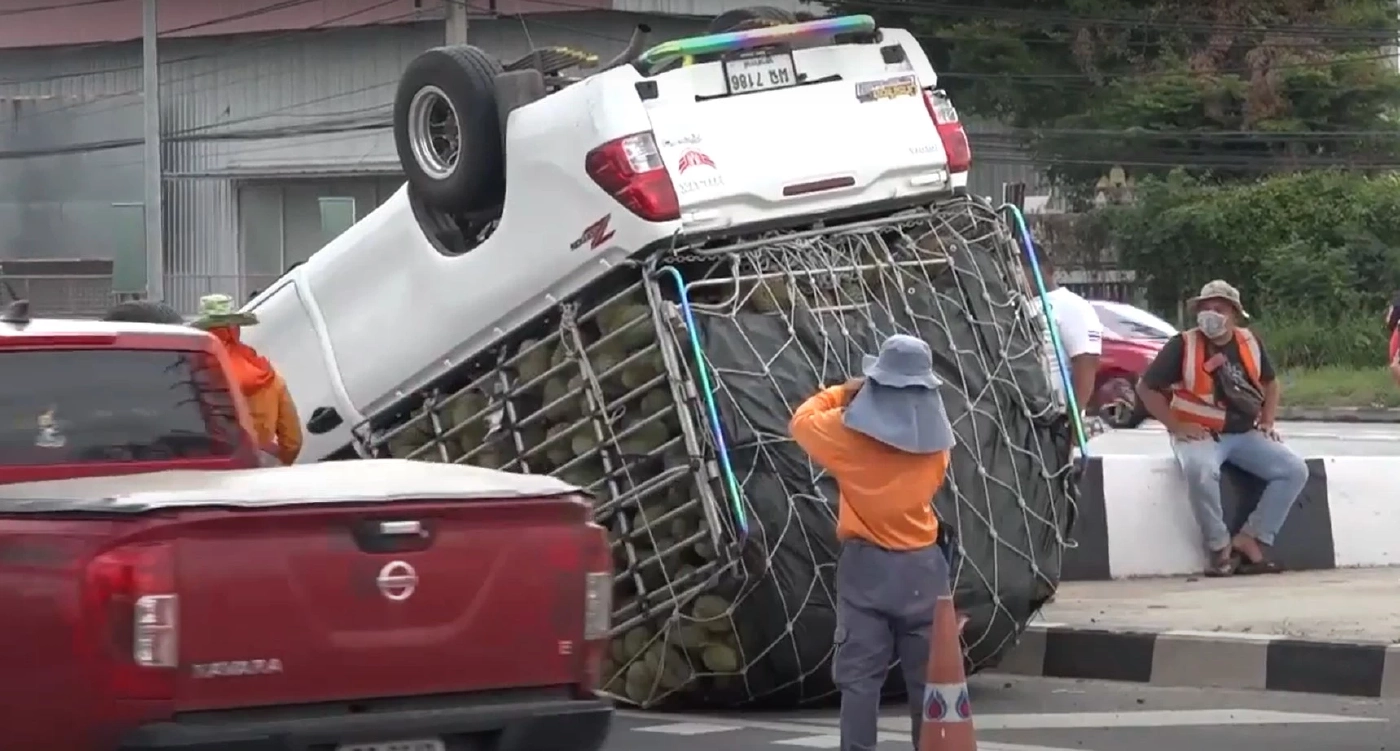 หักหลบรถอีกคัน! กระบะขน“หมอนทอง 3 ตัน”พลิกคว่ำหงายท้อง