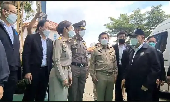 “กรุงศรีวิไล” ก้มกราบเท้า "ประวิตร" อยากให้ นั่ง มท.1 แทน “อนุพงษ์” (มีคลิป)