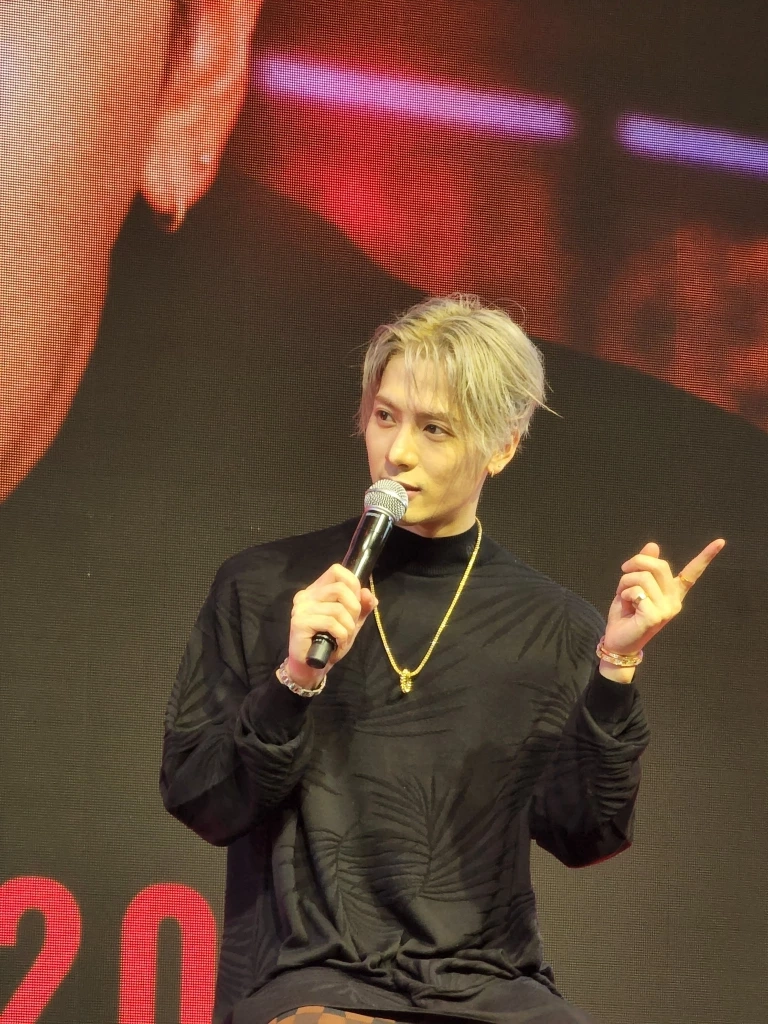 ดราม่าอีก! สาวโพสต์หยิบกระเป๋าสลับ "แจ็คสัน หวัง" ถูกแฟนคลับถล่ม 